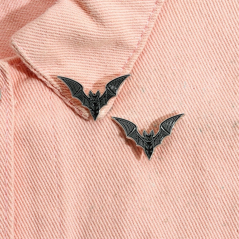Spilla a Forma di Pipistrello Punk Gothic in Lega Smaltata Pin Animale per Decorazione Vestiti Borsa Halloween Stile Dark Distintivo Unisex