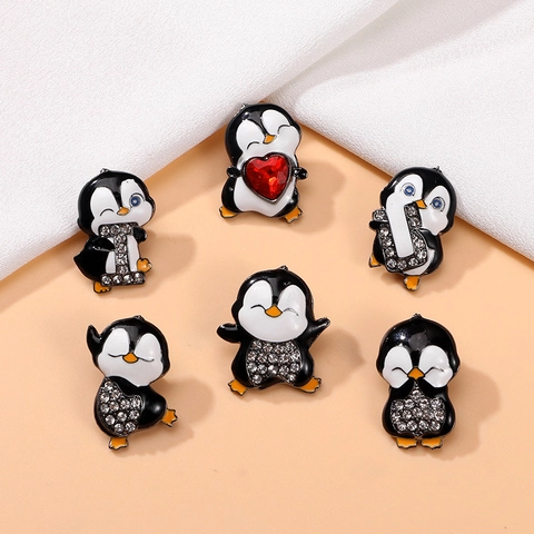 Linda Broche de Esmalte de Pingüino Aleación Dibujos Animados Animal Pin Diamante de Imitación Corazón Letra Insignia Moda Joyería Accesorio para Mujeres Hombres