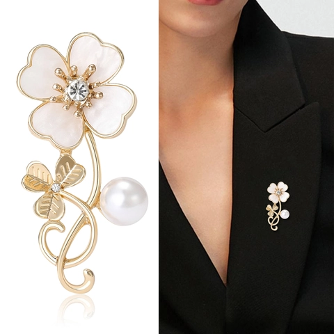 Elegante Broche De Flor Trébol Aleación Concha Rhinestone Alfiler Perla Artificial Hebilla De Pañuelo