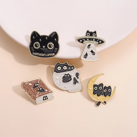 Spilla In Smalto Gatto Nero Pin Lega Zinco Cartone Animato UFO Teschio Luna Libro Design Gioielli Abbigliamento Zaino