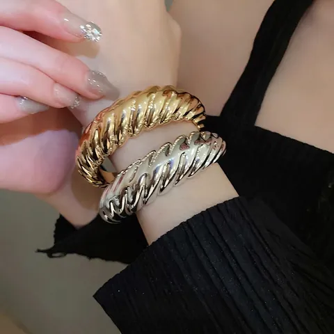 Unregelmäßiger Offener Armreif Acryl Metallic Hochglanz Minimalistischer Flüssigmetall-Stil Modisches Accessoire Für Damen