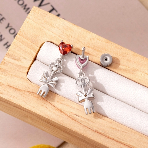 Orecchino Lobo Acciaio Titanio Cuore Zirconia Fiocco Pendente Forchetta Chiusura Vite Piercing Cartilagine Donna