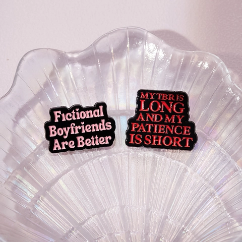 Spilla in Lega Smaltata alla Moda Fictional Boyfriends Are Better TBR Distintivo con Lettere Gioielli per Vestiti Borse Zaini Decorazione