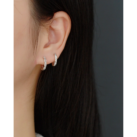 Orecchini A Cerchio Huggie Con Sfaccettature Geometriche In Argento 925 Con Pavé Di Zirconi Gioielli Da Donna