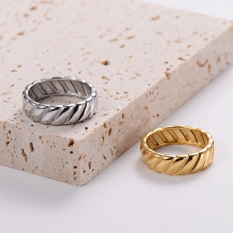 Anillo Croissant Acero Inoxidable Torsed Rayas Diagonales Chapado Oro 18K Hipoalergénico Joyería Minimalista