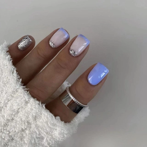 Unghie Finte Corte Quadrate Blu Bianco Contrasto Stile Francese Glitter Argento Unghie In ABS Lucide Per Donna