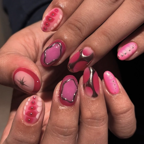 Y2K Style Künstliche Nägel Kurz Mandel Pink Rose Rot Verlauf Mit 3D Silber Flüssigmetall Und Sternenmustern