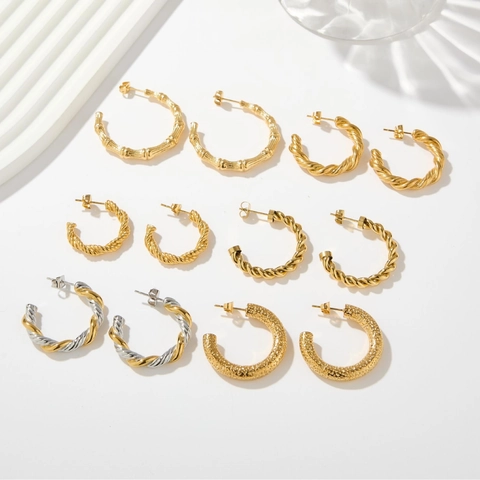 Boucles d'Oreilles Anneaux en Forme de C en Acier Inoxydable Plaqué Or 18K Style Occidental pour Femmes Texture Géométrique Minimaliste