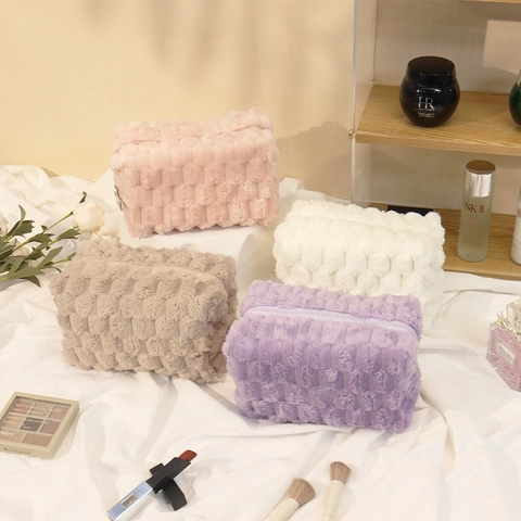 Large Capacity Plush Checkerboard Cosmetic Bag Soft Travel Makeup Organizer Pouch With Star Zipper