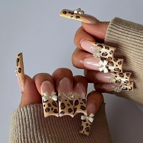 Unghie Finte Leopard Print Fatte A Mano Forma Bara Lunga Unghie Artificiali Con Decorazioni Di Strass E Fiocchi Per Donna