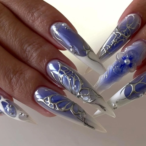 Unghie Finte Stiletto Extra Lunghe Press On Sfumato Blu Bianco Fiore 3D Farfalla Argento Künstliche Perle Per Donne