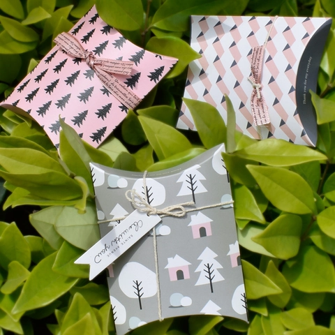Mini Pillow Shape Gift Box Folding Paper Jewelry Packaging Decorative Patterns Gold Stamping Small Favor