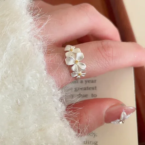 Elegante Anello Aperto In Rame Tono Argento Opaco A Forma Di Fiore Per Donna Stile Coreano Dolce Gioielli Floreali Tripli Regolabili