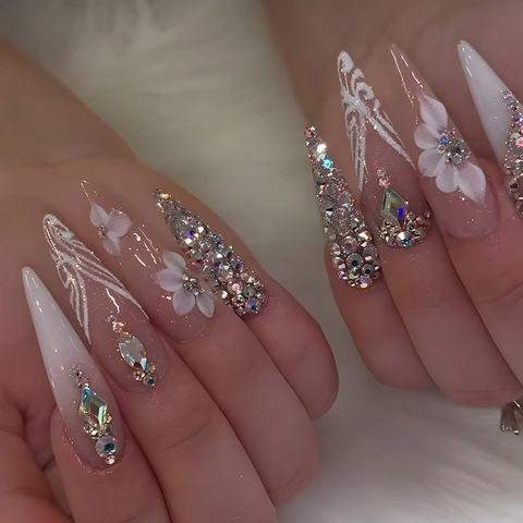 Unghie Press On Stiletto Lunghe Rosa Nude Bianco Fiore Rilievo 3D Strass Lusso Elegante Stile Artigianale