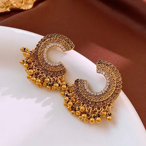 Vintage Ethnische C-Förmige Legierung Strass Ohrringe Mit Metallkugel Quasten Stahl Ohrstecker Hohl Design Damen