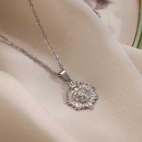 Collier Pendentif Sacré Cœur Cuivre Zircon Couronne Design Rayon De Soleil Bijoux De Niche Pour Femmes