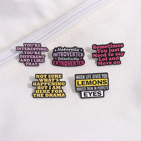 Lot de Pins Émaillés avec Citations Amusantes Alliage Dessin Animé Slogan Lettre Broche pour Vêtements Sacs Sac à Dos Bijoux