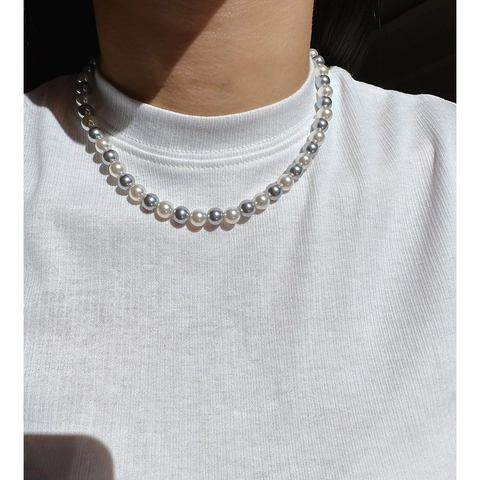 Elegante Ronde Tweekleurige Kunstparelketting Messing Verguld Franse Retro Minimalistische Niche Design Sieraden Voor Vrouwen