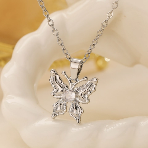 Collier Pendentif Papillon en Cuivre Zirconia Minimaliste pour Femmes Bijoux de Chaîne de Clavicule de Luxe Légers