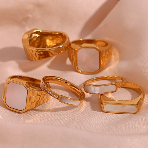Anello in Acciaio Inossidabile Placcato Oro per Donna Anello Geometrico Intarsiato con Conchiglia Minimalista con Strass