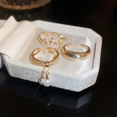 Anillo Aperto A Doppio Strato Sfalsato In Rame Placcato Oro Con Zirconi E Pendenti Con Nappine Di Künstliche Perle Regolabile
