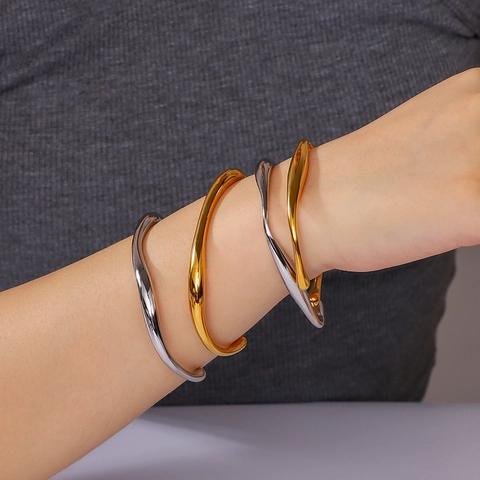 Unregelmäßiger Wellenförmiger Armreif 18K Vergoldeter Edelstahl Verstellbar Minimalistischer Schmuck Für Damen