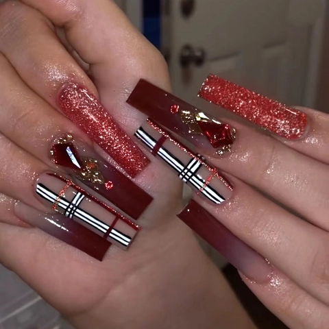 Lange Coffin Press On Nagels Bordeaux Rood Geruit Patroon Met Glitter En Steentjes Luxe Stijl Voor Vrouwen