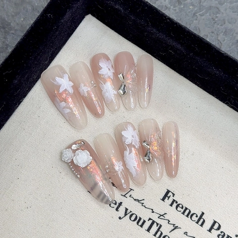 Handgefertigte Nude Rosa Verlauf Press On Nails Mit 3D Rosen Metall Schmetterling Strass Lange Mandelform Abnehmbare Künstliche Nägel Damen Schmuck