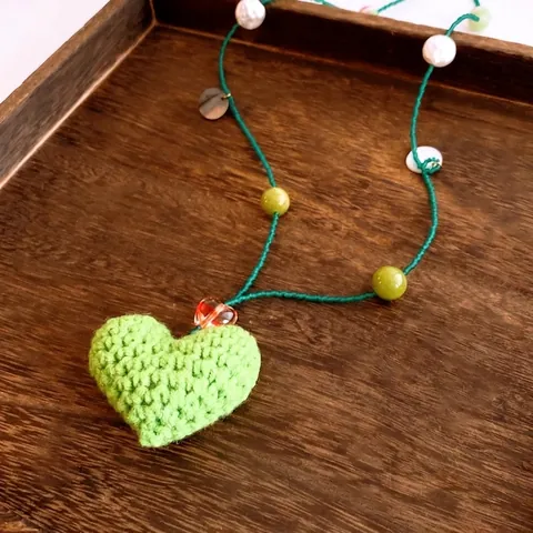 Collar Con Colgante De Corazón De Felpa Tejido A Mano Con Perlas Artificiales Concha Cadena Larga De Suéter Estilo Bosque Mujeres