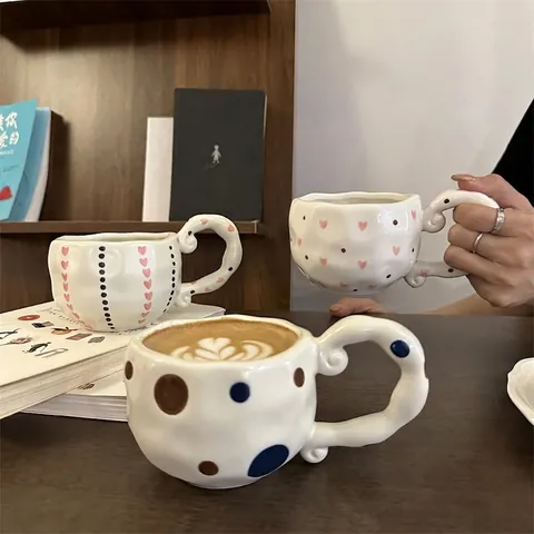 Tasse À Café En Céramique Style Rétro Français Mug Forme Irrégulière Poignée Torsadée Fleurs Peintes À La Main Cœur Pois
