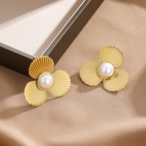Pendientes de Botón de Acero Inoxidable Dorado Flor de Tres Hojas y Perla Artificial Pendientes Elegantes de Trébol Joyería para Mujer
