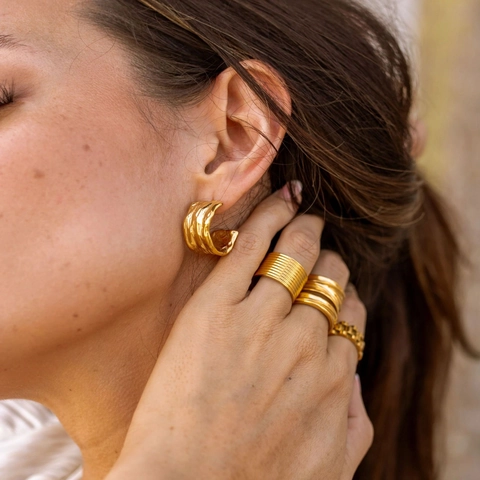 Orecchini a Bottone a Cerchio in Acciaio Inossidabile a Forma di C con Trama Pieghettata da Donna Placcati in Oro 18K