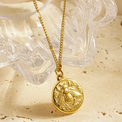 Vintage Stainless Steel Bee Round Pendant Necklace For Women Personalized Relief Clavicle Chain Gold Silver Jewelry Gift