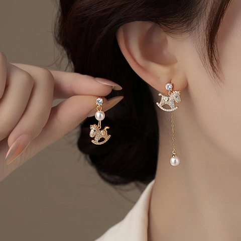 Pendientes Colgantes De Caballo Balancín Asimétricos Aleación Chapada En Oro Con Zirconia Perla Artificial Y Poste De Plata