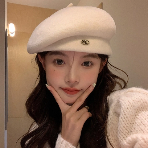 Vintage British Wool Blend Beret For Women Solid Color Warm Winter Painter Hat With Metal Letter Decoration Chic Fashion Accessory