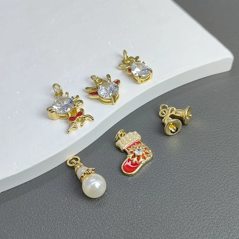 Natale DIY Ciondoli Charms Rame Placcato Oro 18K Micro Zircone Alce Pupazzo Di Neve Campanella Per Creazione Gioielli