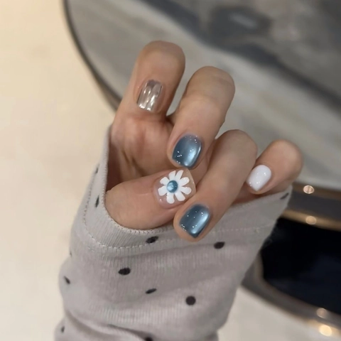 Cat Eye Press On Nails Blue Daisy Floral Design Silver Mirror Finish Square Short Plastic Artificial False Finger Nails