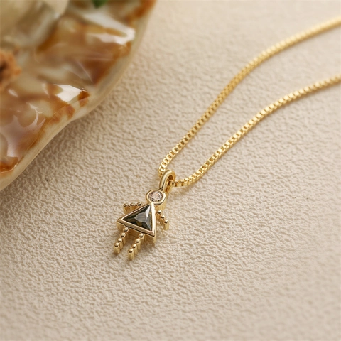 Collier Pendentif Figurine Fille Mignonne Avec Pierre De Naissance Colorée Triangulaire Chaîne De Boîte En Cuivre