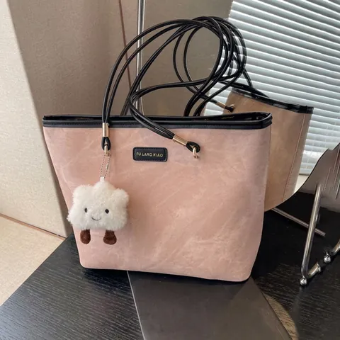 Große Damen Tote Bag PU Leder Denim Textur Schultertasche Mit Wolken Plüsch Anhänger Pendler Campus Lässig Elegant