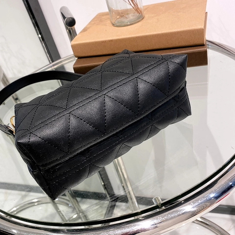 Women PU Leather Shoulder Crossbody Bag Triangle Quilted Zipper Elegant Fashion Handbag With Golden Hardware