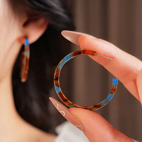 Retro C-Förmige Creolen Mit Harz-Acetat Blau Braun Schildpatt-Textur Und Silbernen Ohrsteckern Für Damen