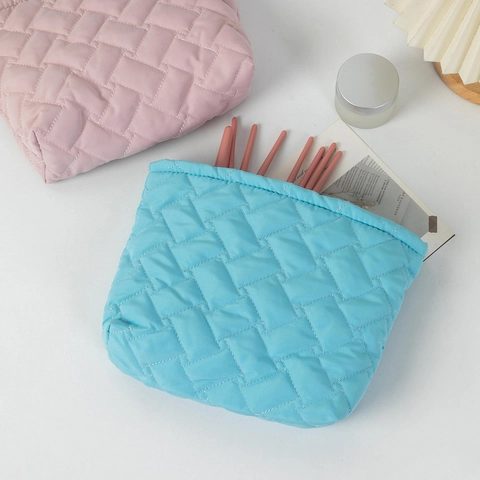 Quilted Makeup Bag Large Capacity Polyester Cosmetic Pouch For Travel Portable Soft Grid Pattern Organizer For Women