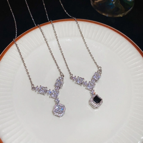 Geometric Square Pendant Necklace Copper Zircon Y-Shaped Clavicle Chain Minimalist Light Luxury Fashion Accessory Women