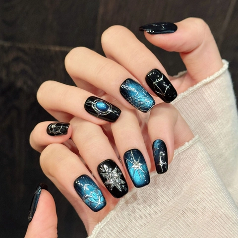 Handgefertigte Aufklebe-Nägel Blaues Katzenauge Dunkelgotische Sternennacht Silber Stern Mond Muster Glänzende Falsche Nägel