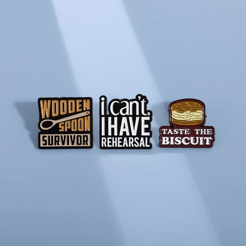 Lustige Zinklegierung Emaille Pins Taste The Biscuit Wooden Spoon Survivor Slogan Brosche Für Rucksack Jacke Abzeichen Geschenk