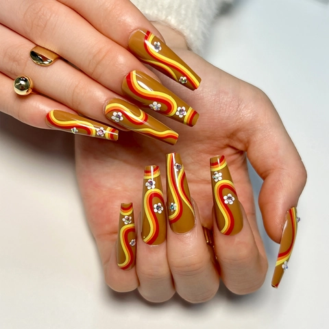 Press On Nagels Lang Coffin Vorm Retro Golvende Strepen Bloem Strass Bruin Glanzend Kunstnagels Voor Vrouwen