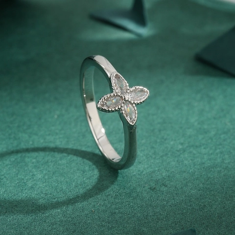 Elegante Anillo de Cobre con Trébol de Cuatro Hojas y Strass Moda Micro-Pavé Simple Anillo Plateado Joyería para Mujer Regalo Diario