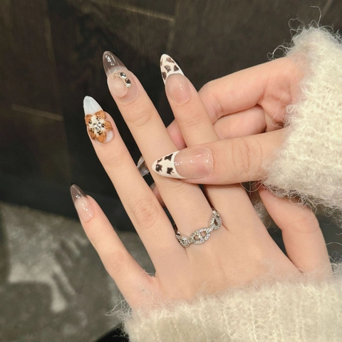 Unghie Finte Fatte A Mano Fiori In Rilievo 3D Stampa Leopardata Strass Forma Mandorla Lunga Marrone Beige Design Francese
