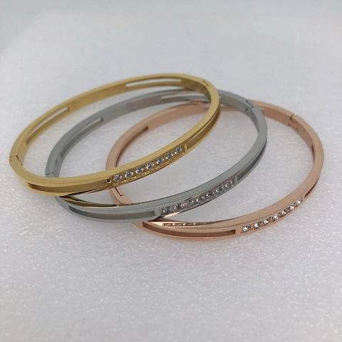 Moderno Bracciale Rigido Traforato in Acciaio al Titanio con Strass a Fila Bracciale Aperto per Donna Moda Minimalista Gioielli Quotidiani Regalo