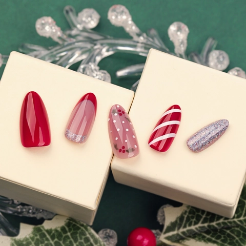 Weihnachts-Kunstnägel Rote French Tips Zuckerstangenstreifen Silberner Glitzer Almond Form Künstliche Nägel ABS Für Frauen